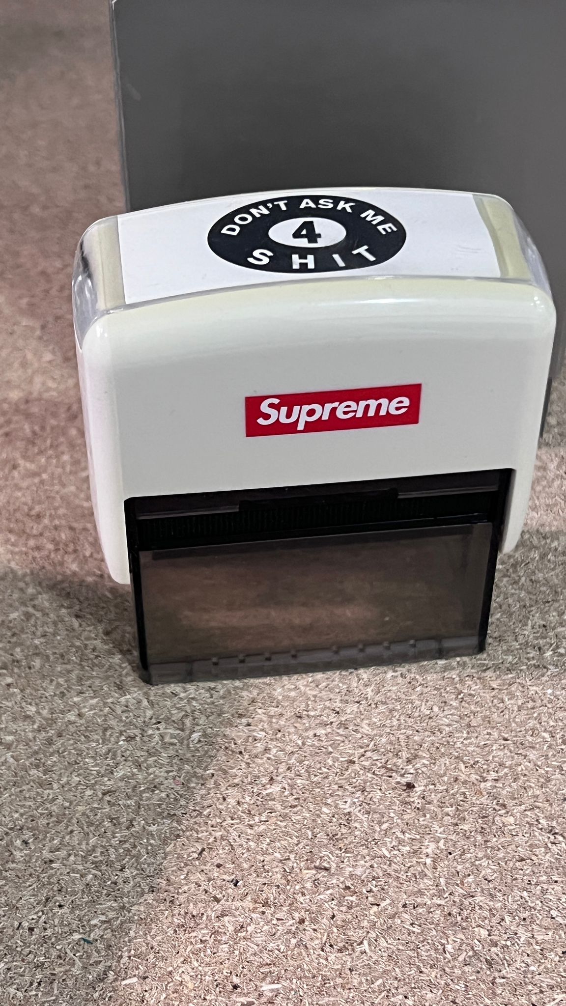 Timbro Autoinchiostrante Supreme "Don't Ask Me 4 Sh*t" (SS18)