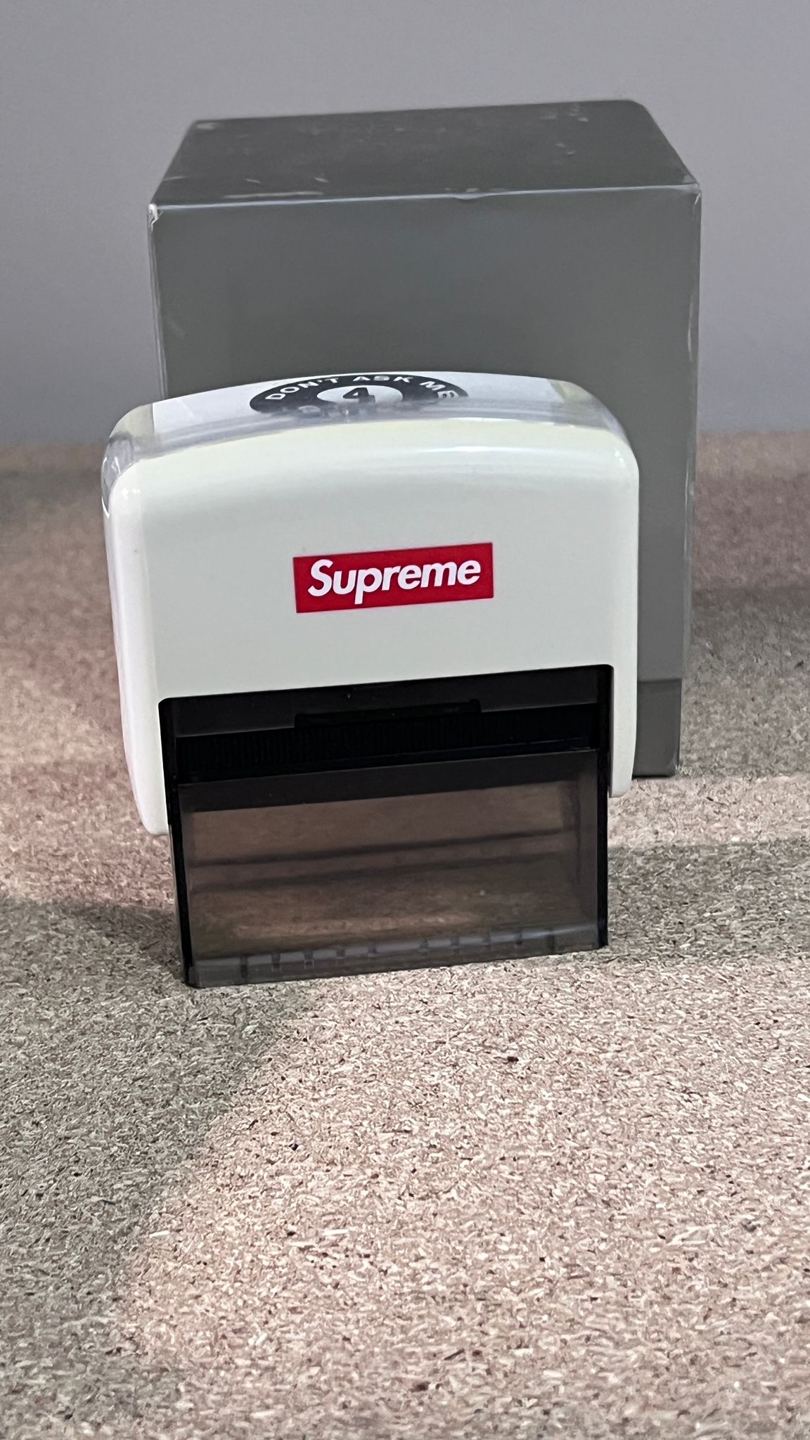 Timbro Autoinchiostrante Supreme "Don't Ask Me 4 Sh*t" (SS18)