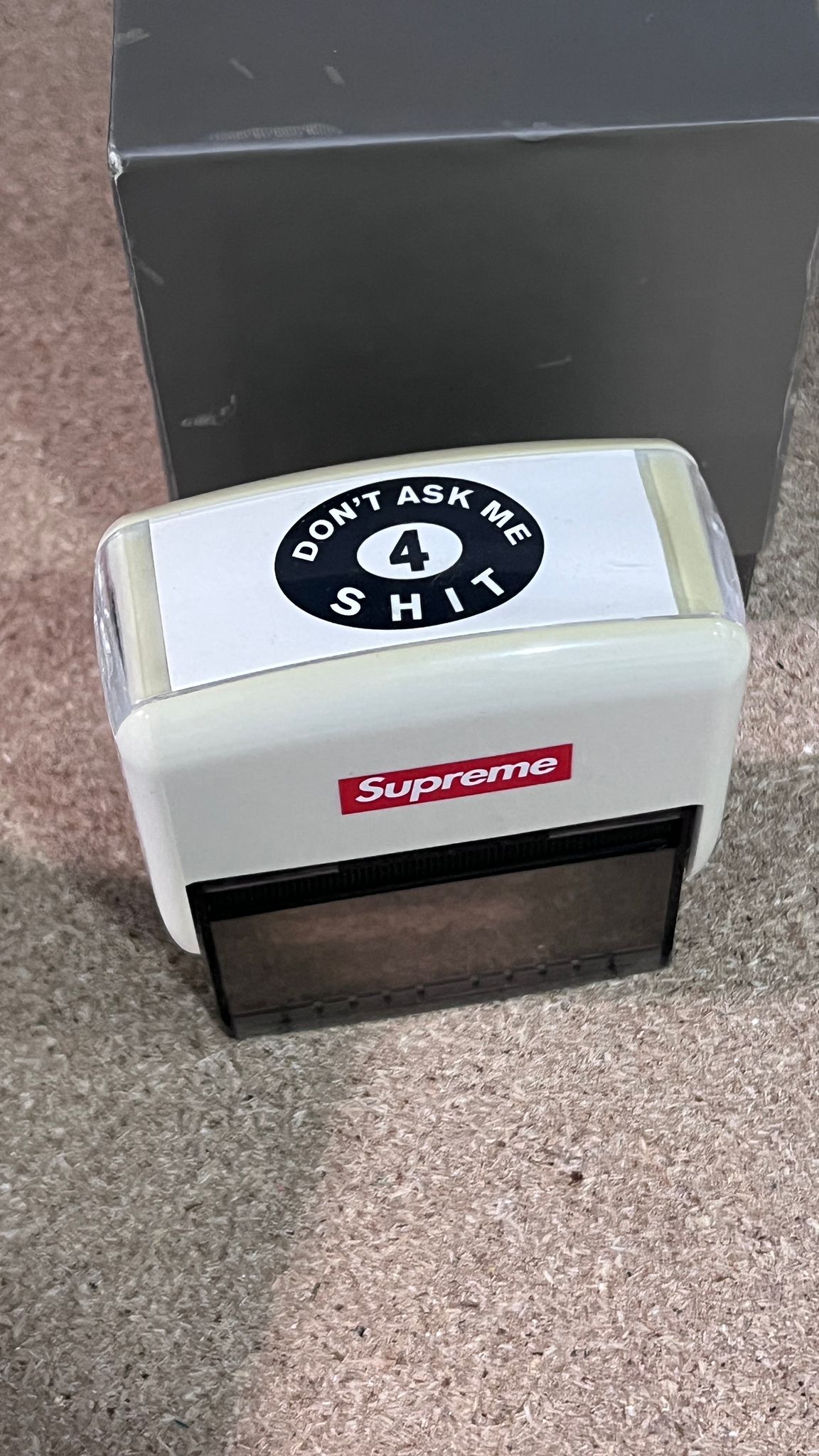 Timbro Autoinchiostrante Supreme "Don't Ask Me 4 Sh*t" (SS18)