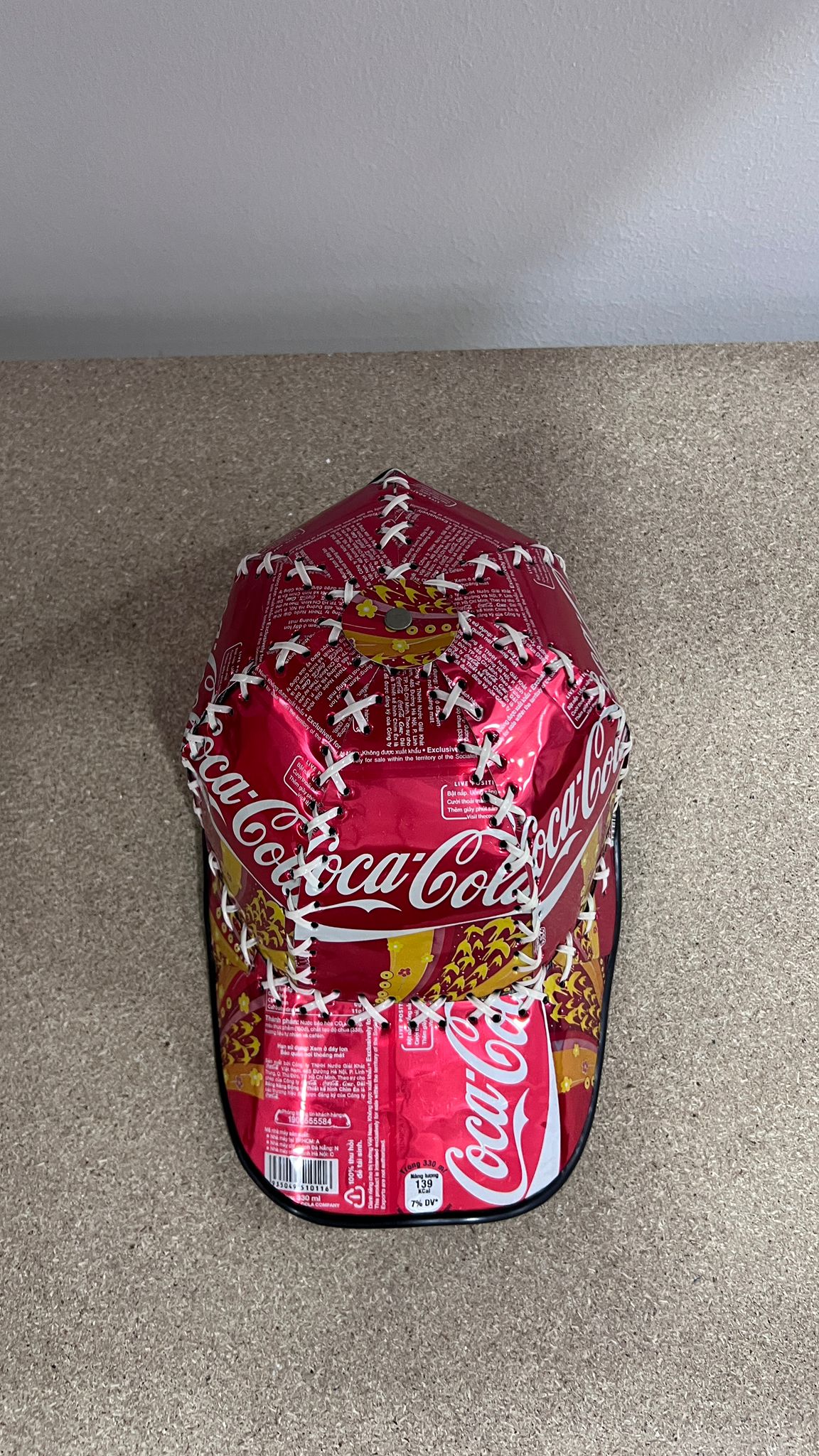 Cappello Baseball Unico in Lattine di Coca-Cola